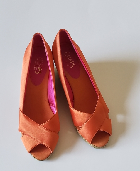 CHAPS DAKODA ORANGE SATIN WEDGES - Picture 3 of 8